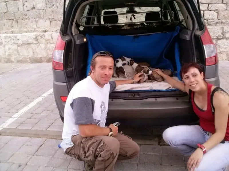 mamma e cuccioli grotta recuperati